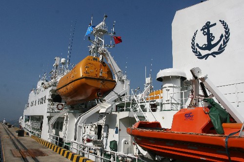 大型海事巡逻船“海巡31”轮亮相厦门 6月20日拍摄的“海巡31”轮上的救生设备。 当日,目前我国最大的海事巡逻船“海巡31”轮在巡逻艇的引导下驶入福建省厦门市国际邮轮中心码头。随后,它将赴厦门外海与厦门海事局巡逻艇等多艘船舶进行联合搜救演练。 新华社发(常海军 摄)