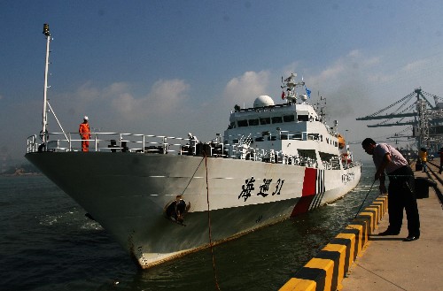 6月20日,“海巡31”轮靠泊厦门市国际邮轮中心码头。 当日,目前我国最大的海事巡逻船“海巡31”轮在巡逻艇的引导下驶入福建省厦门市国际邮轮中心码头。随后,它将赴厦门外海与厦门海事局巡逻艇等多艘船舶进行联合搜救演练。 新华社发(常海军 摄)