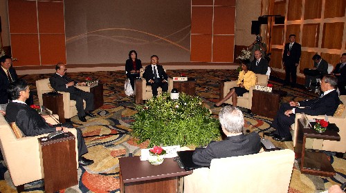 六方会谈成员国外长非正式会晤在新加坡举行