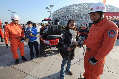 北京消防志愿者鸟巢前学艺