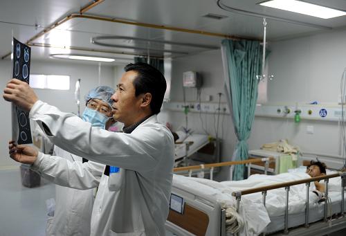 西藏自治区人民医院积极抢救车祸受伤人员