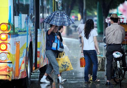 广州出现局地强雷雨 气象部门发布暴雨黄色预