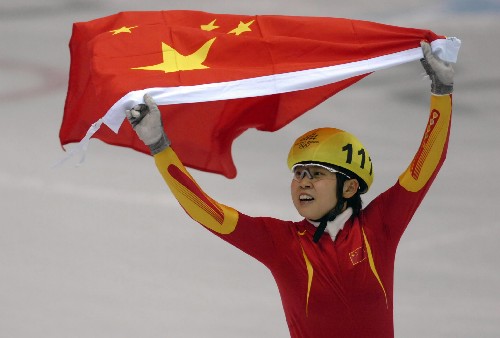 王蒙获得都灵冬奥会女子500米短道速滑金牌