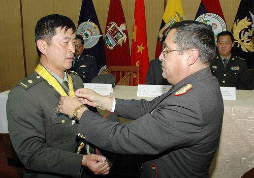 中国军医被授予厄瓜多尔 武装力量之星 荣誉勋章