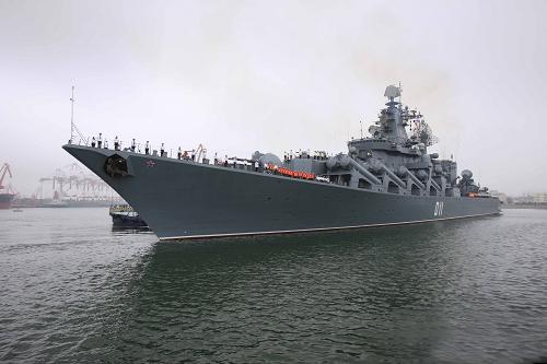 俄罗斯海军“瓦良格”号导弹巡洋舰、“mb-99综合辅助船”抵达青岛