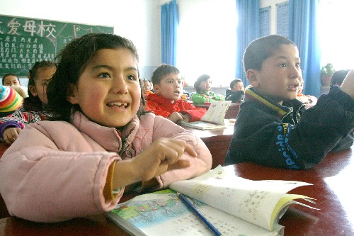 新疆生产建设兵团的贫困学生领到免费课本