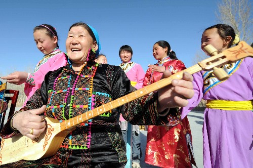 蒙古族妇女载歌载舞喜迎三八妇女节