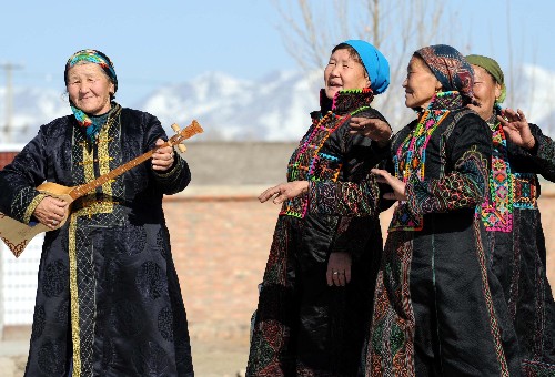 蒙古族妇女载歌载舞喜迎三八妇女节
