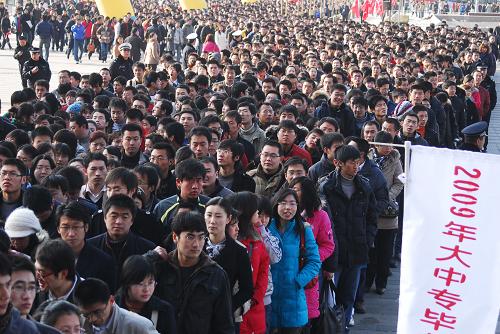 2月3日,在烟台市国际博览中心,应聘者排起长队等候进场。当日,山东省烟台市举行2009年应届大中专毕业生供需洽谈会,900多家单位提供1.5万个就业岗位,吸引了各地5万余名学子到场应聘,招聘现场一时水泄不通。新华社发(申吉忠 摄)