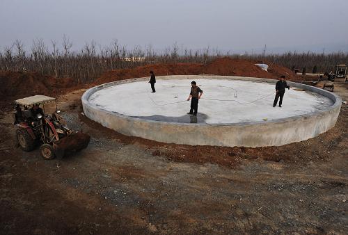 河南省洛阳市汝阳县三屯乡农民正在修建一高6米直径17米的蓄水池