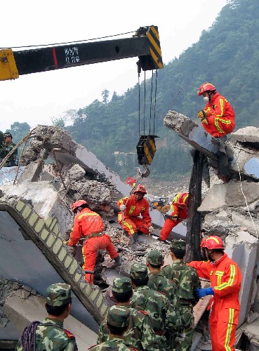 汶川地震灾区救援人员至15日已救出伤员6万多