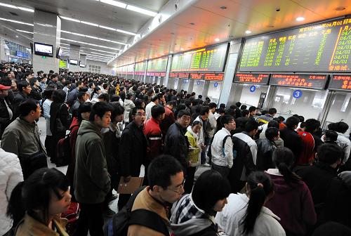 清明节前南京火车站购票旅客增多