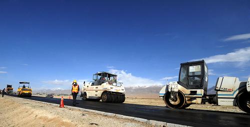 青藏公路格尔木至拉萨改建完善工程进展顺利