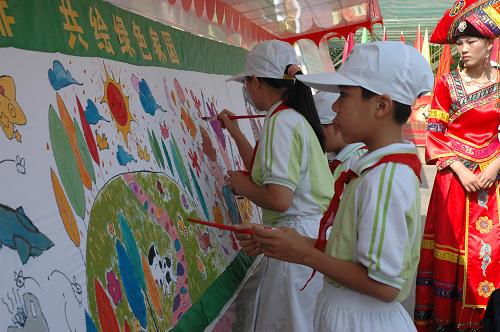 6月5日,广西河池市小学生在进行人人节能减排