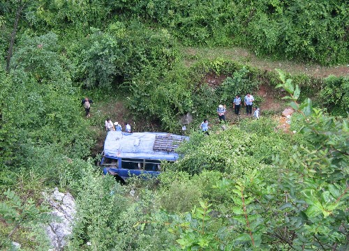 贵州纳雍县一中巴车翻车12人死亡8人受伤