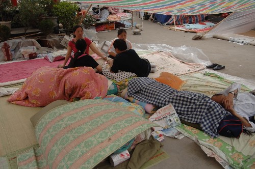 陕西略阳房屋大部受损 县城8万居民住进帐篷