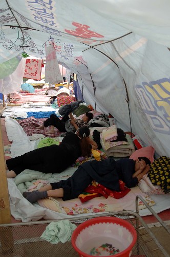 陕西略阳房屋大部受损 县城8万居民住进帐篷
