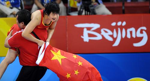 王娇获得北京奥运会摔跤女子自由式72公斤