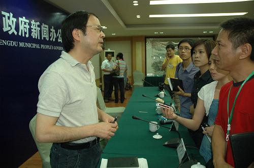 成都市交委主任胡庆汉(左一)在新闻发布会上接受记者采访.新华社发