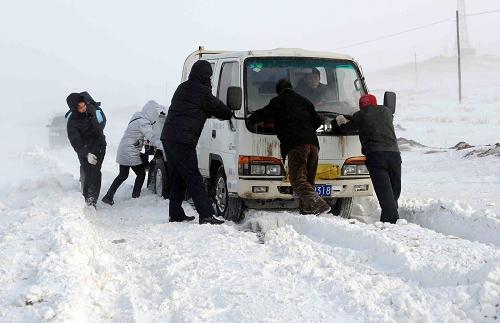 内蒙古中东部地区暴雪阻路