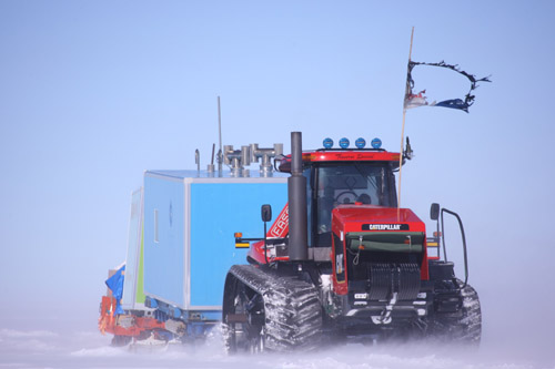 2月7日,中国南极内陆考察队队员驾驶雪地车全速行进,车头悬挂的队旗已