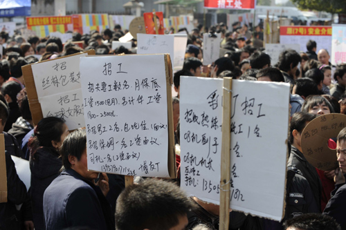 2月22日,一家参加招聘的企业代表现场手写招聘信息.