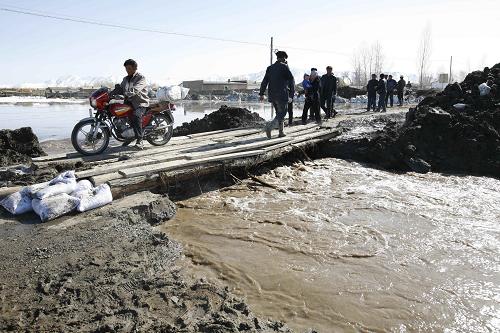新疆阿勒泰富蕴县局部地区发生融雪性洪水