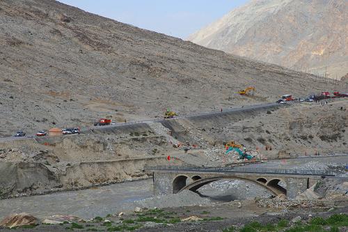 新疆全力抢修被洪水冲毁的中巴公路