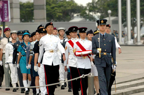 香港举行升国旗仪式庆祝五四青年节