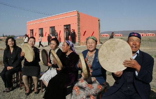 新疆哈密500多户农牧民喜迁新居