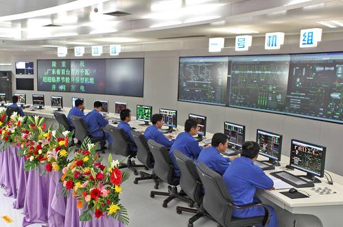 6月14日,华能海门电厂技术人员在总控室监控发