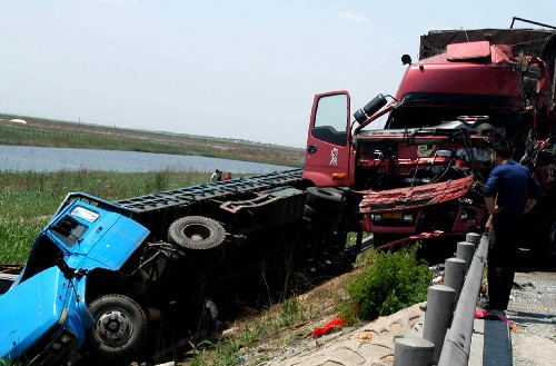 这是京沈高速公路特大交通事故的现场(5月23日