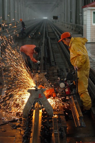 九江长江大桥铁路钢轨进行维修