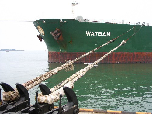 超大型油轮成功直靠湛江港油码头