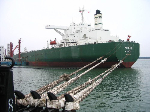 超大型油轮成功直靠湛江港油码头