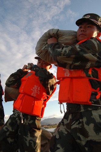 武警官兵在漳州台风灾区抢险救灾