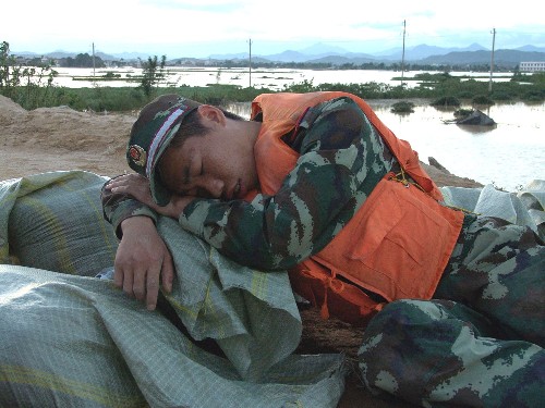 武警官兵在漳州台风灾区抢险救灾
