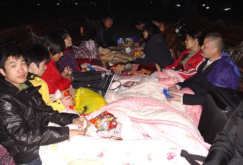 智利2月27日发生里氏8.8级强烈地震后,重灾区康塞普西翁市的华人聚集在广场上露天过夜。新华社发