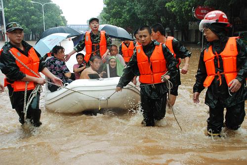 安徽安庆:特大暴雨来袭 消防官兵紧急转移灾民