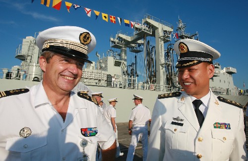 中国海军舰艇编队访问法国