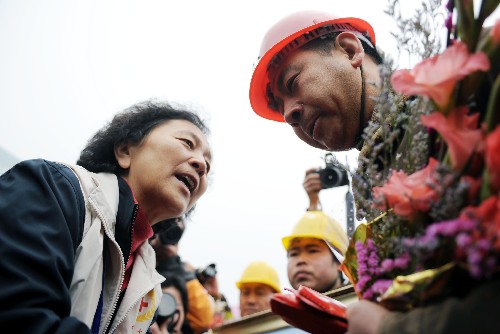 中国文联、红十字会赴郴州慰问演出、捐赠钱物