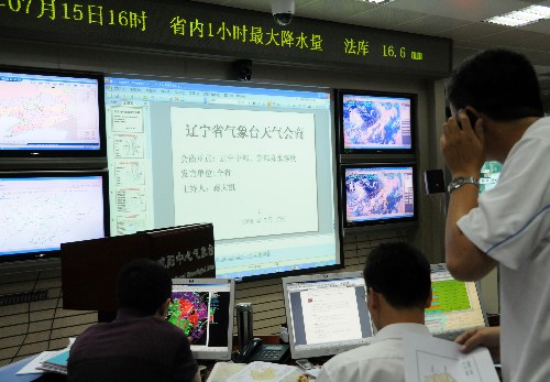 7月15日,沈阳中心气象台的预报员在进行天气会