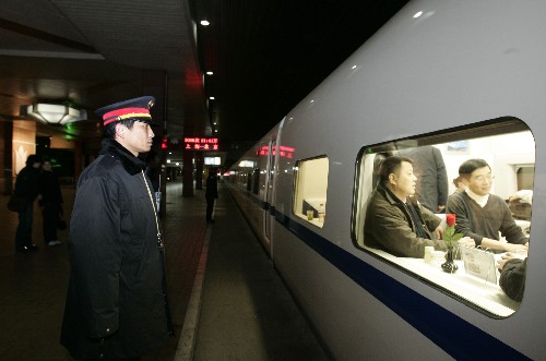 中国铁路首次开行卧铺动车组