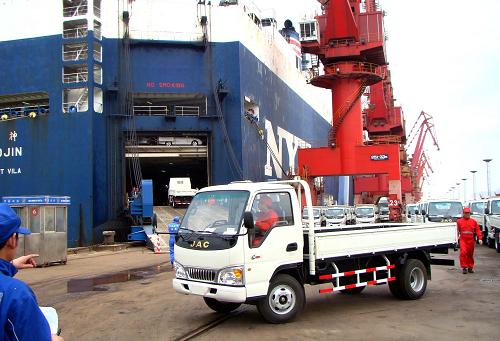 500辆国产轻型货车从连云港出口