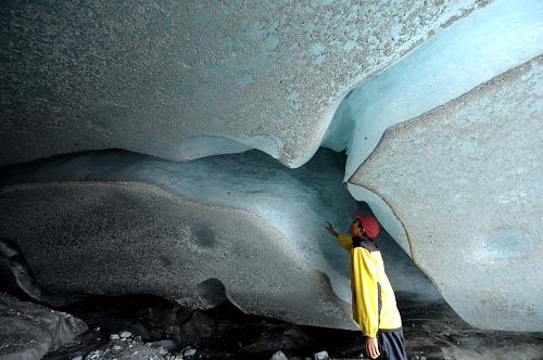 8月22日,中科院丽江玉龙雪山冰川与环境观测站工作人员在海拔4800多米的地点观测考察冰洞变化。新华社记者 秦晴 摄