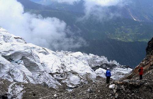 8月22日,中科院丽江玉龙雪山冰川与环境观测站工作人员在海拔4680米观测冰川的宽度变化。新华社记者 秦晴 摄
