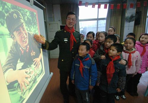 教孩子们唱《学习雷锋好榜样》等关于雷锋的歌曲,让孩子们学习雷