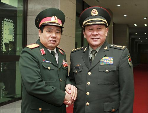 梁光烈与越南国防部长冯光青会谈