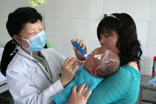 南京军区军医参与安徽淮南EV71病毒感染儿童