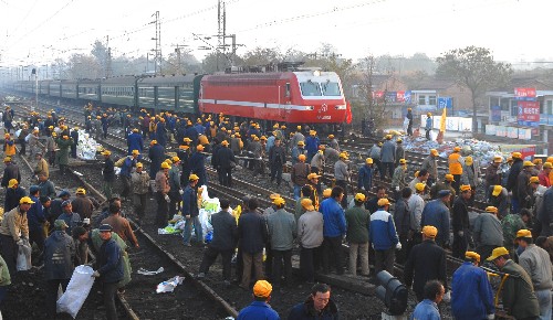 施工人员在陇海线华山火车站进行提速